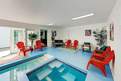 Image de Family-Friendly Home | Indoor Heated Pool & Hot Tub | Pets Welcome!