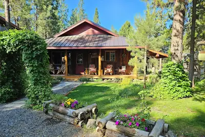 Image de Pinecone Cabin, Couples, hot tub, pet friendly, fenced, trails, private!