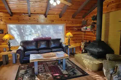 Image de Cozy Two Bedroom Cabin with Fireplace!