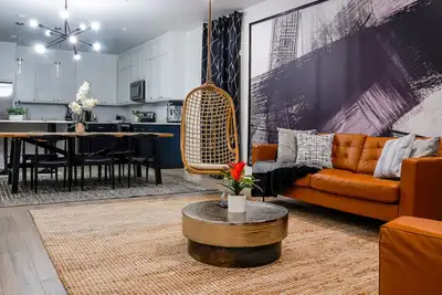 Image de Big D Dallas Home : Hot Tub, Fire pit, large yard