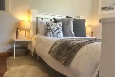 Image de Vegan Home Stay- Small Queen Room w Shared Bathroom
