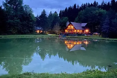 Image de Forest Retreat, 23 miles to Chautauqua Lake, and 14 miles to Lily Dale.