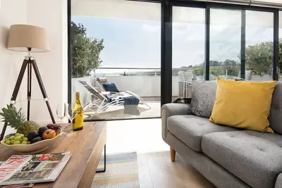 Image de 3 The Bay - A minimalist apartment with sweeping sea views over Coldingham Bay.