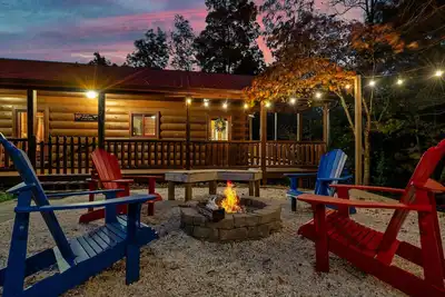 Image de Pet-Friendly 3br/2ba Secluded Cabin• Fire Pit• Hot Tub • Wrap Porch • Arcade