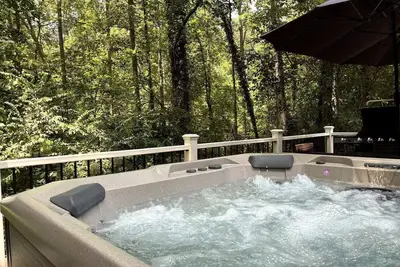 Image de 5 Min From Clemson + Salt Water Hot Tub + Game Room + Bar + 5 King Beds!