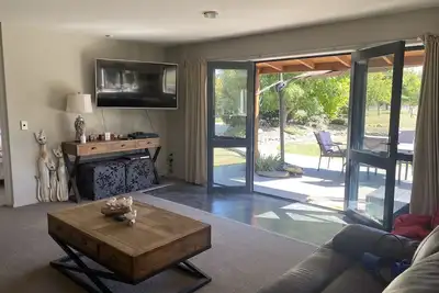 Country Home Stunning views 10 mins from Wanaka