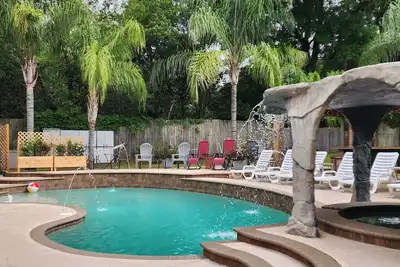 Image de Peaceful, Family-sized Suite, Pool, Hot Tub, Camp Fire, Enormous Backyard!