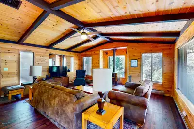 Image de Modern cabin w/beautiful views, private gas grill, W/D, and wood fireplace