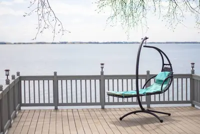 Image de Cozy beach front lake house with hot tub!