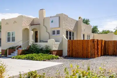 Image de Cody Downtown Retreat- Backyard Oasis, Large Home, Central Air!