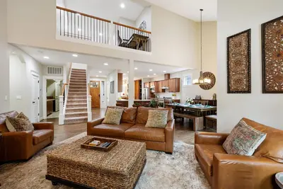 Image de 1. 2m New Luxury Home, Hot Tub, 4 King Beds, 2 in-Suites, Fast Wifi