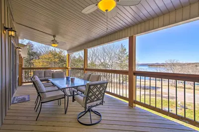 Image de Lampe Retreat w/ Pool Access - Walk to Lake!