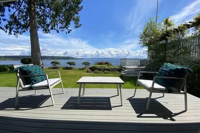 Image de 5-bedroom waterfront House with beach