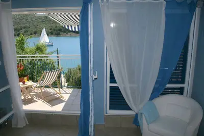 île calme, mer cristalline, magnifiques couchers de soleil: villa avec piscine, 30 m de la mer
