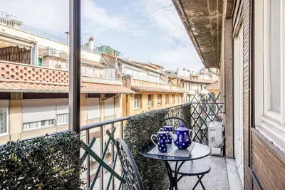 Image de Comfortable and bright 50sqm apartment with balcony, able to accommodate up to 4 people. Located on the 5th floor, with elevator (not suitable for disabled people) of a building few steps away from Ponte Vecchio, the property is located within Florence h