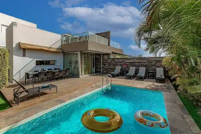 Image de 7 bed villa with private heated pool @28º for free & WiFi, 5 min walk from beach