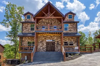 Image de Splashin’ Bear Lodge | 8br Cabin w/ Indoor Pool, Theater, Game Room | Sleeps 30