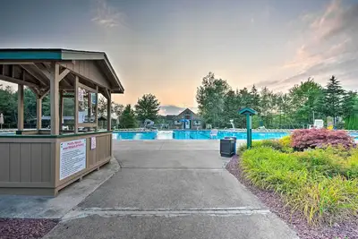 Image de Tobyhanna Cabin w/ Deck, Community Pool & Golf!