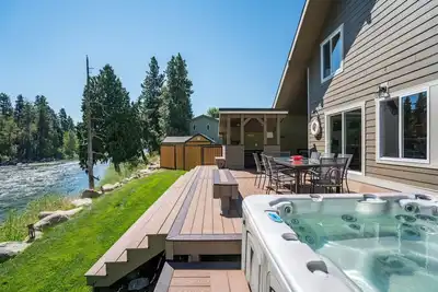Image de Leavenworth River Haus - Your dog-friendly, riverfront getaway with peaceful views and hot tub!