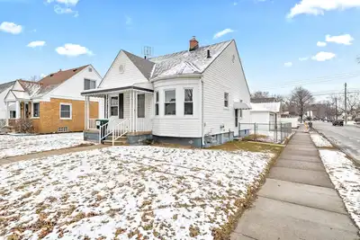 Image de Updated Home! 10 min to Airport/Greenfield Village