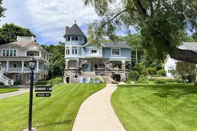 Image de The Castle Cottage - 63 Beach - Weque - Private Lake Access