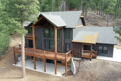 Image de New, Secluded Lodge with Amazing Forest Views Wrap-Around Deck & Open Living