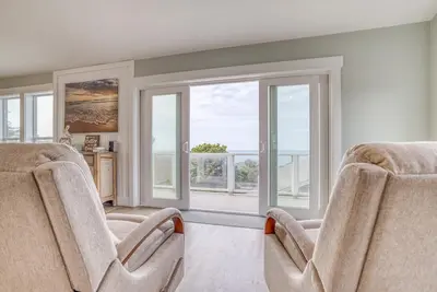 Image de Spacious, Sky-High Great Room Graces Splendidly Luxurious Ocean-view Craftsman!