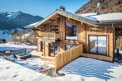 Image de Azobe - Large Chalet with Hot Tub and Sauna