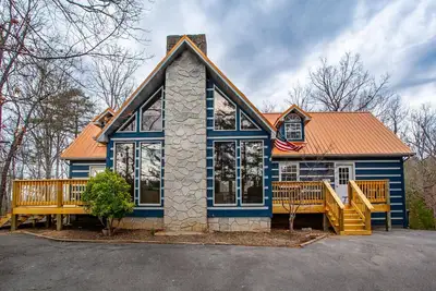 Image de Spacious Cabin w/ Arcade, Fire Pit, 2 Kitchens & Stunning Views