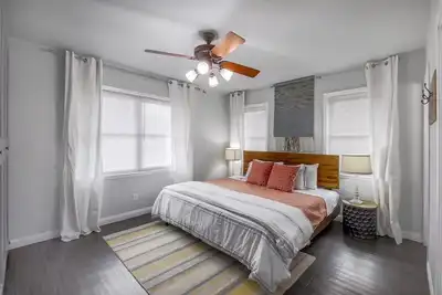 Image de 4 beds, Large Yard fenced, Pets welcome. Minutes to coffee shops, music and more