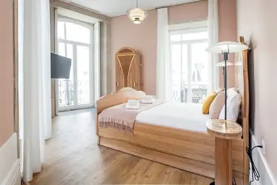 Image de Artistic 2br Flat Downtown w\/ Ac by LovelyStay