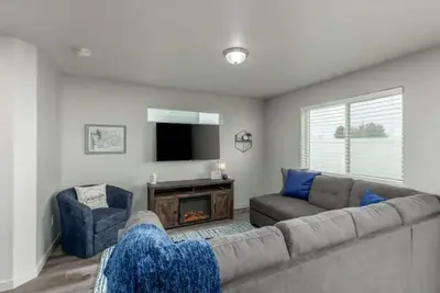 Image de Let's Gather - Centrally Located & Pet Friendly.