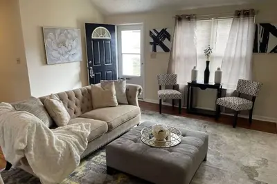 Image de Relax in Style - 3br Home in Charming Charlotte Neighborhood