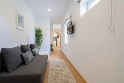 Image de Peaceful & Sunny Building |One Terrace by HostWise