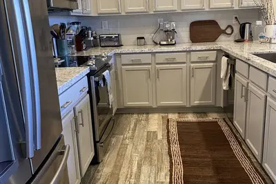 Image de Beautifully furnished, recently remodeled condo close to golf, hiking & shopping