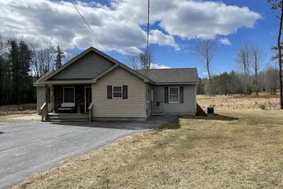 Image de Five miles from the beach, newly remodeled home with lots of privacy.