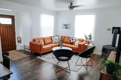 Image de New Glacier Retreat! ! Modern, Clean Cowispell Haus: Walk to Downtown Kalispell