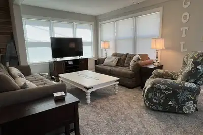 Image de Mid Strip and Private Beach Access!