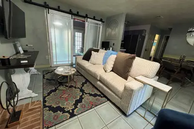 Image de Escape to a Blissful Townhouse of Vibrant Colors