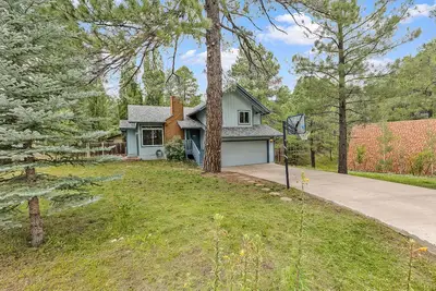 Image de Stay at the Spacious and Stunning Pinecone Lodge! Privacy! Dogs Ok!