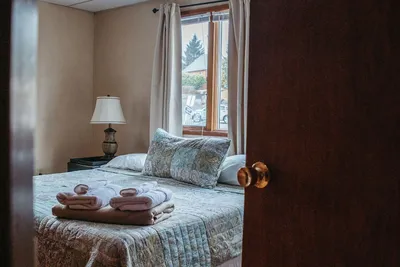 Image de Three Bedroom, One Bath, Downtown.