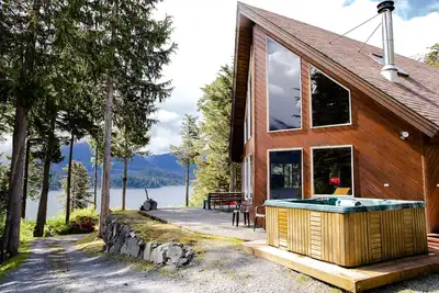 Image de Golden Alaska Lodge - Rustic Cabin Rental in Sitka