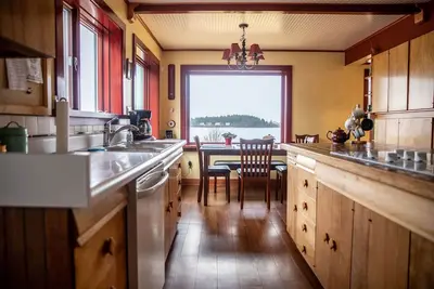 Image de Hughes House - A beautiful ocean front home located close to downtown Sitka