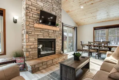 Image de Modern cabin with fast WiFi, firepit, pergola, W/D, & central Ac