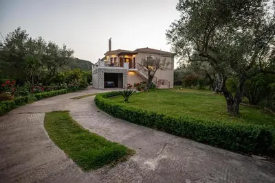 Rustic Luxury Villa - 5min From The Beach.