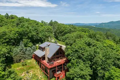 Image de Carolina Lookout - 10 mins to downtown Boone, hot tub, ping pong, long mountain views