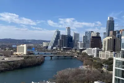 Image de 23rd floor corner condo w/scenic sunset & lake-view balcony - rooftop pool & gym