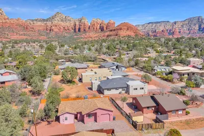 Image de Discover Sedona Grasshopper: in West Sedona with stunning red rock views.