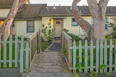 Image de ✌️Downtown Digs, Enjoy shared sauna, hot tub & yard at this dog-friendly property in town