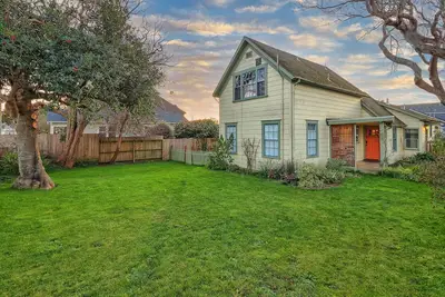 Image de 🍩Downtown Drift -Historic Arcata Home on the first floor - Hot Tub, Sauna & Bikes🐶